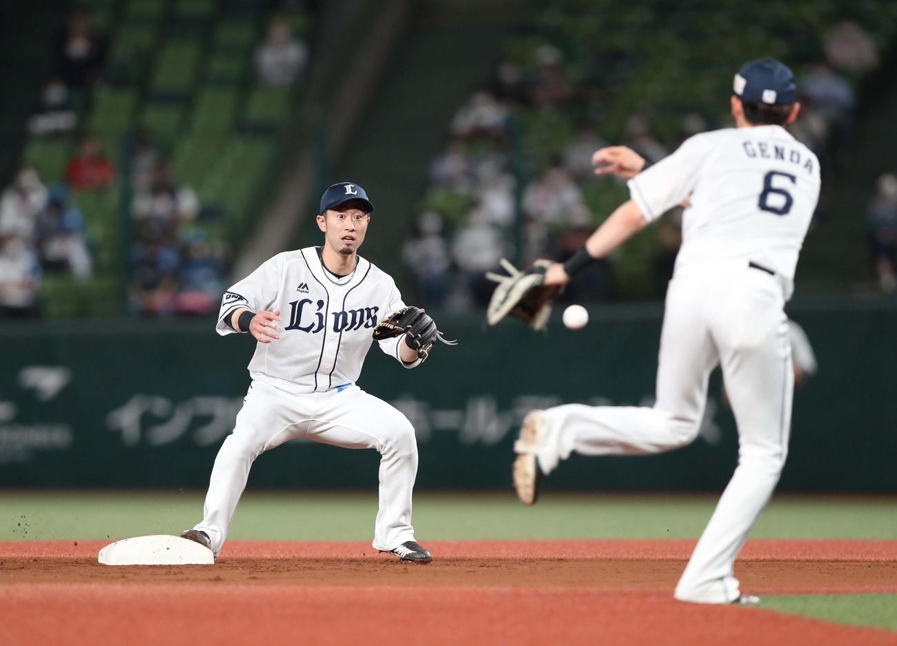 西武対日本ハム　3回表日本ハム1死一塁、梅林の遊ゴロを二塁に悪送球する源田壮亮。二塁手外崎（撮影・黒川智章）