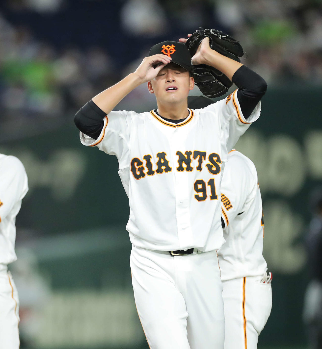 巨人対ヤクルト　3回表ヤクルト2死一塁、降板となり険しい表情の堀田（撮影・河田真司）