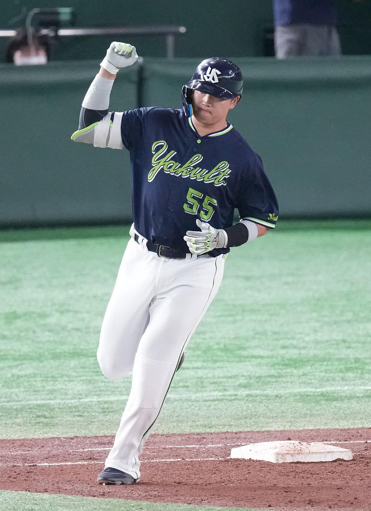 巨人対ヤクルト　3回表ヤクルト無死満塁、中越え満塁本塁打を放ちガッツポーズする村上（撮影・鈴木みどり）
