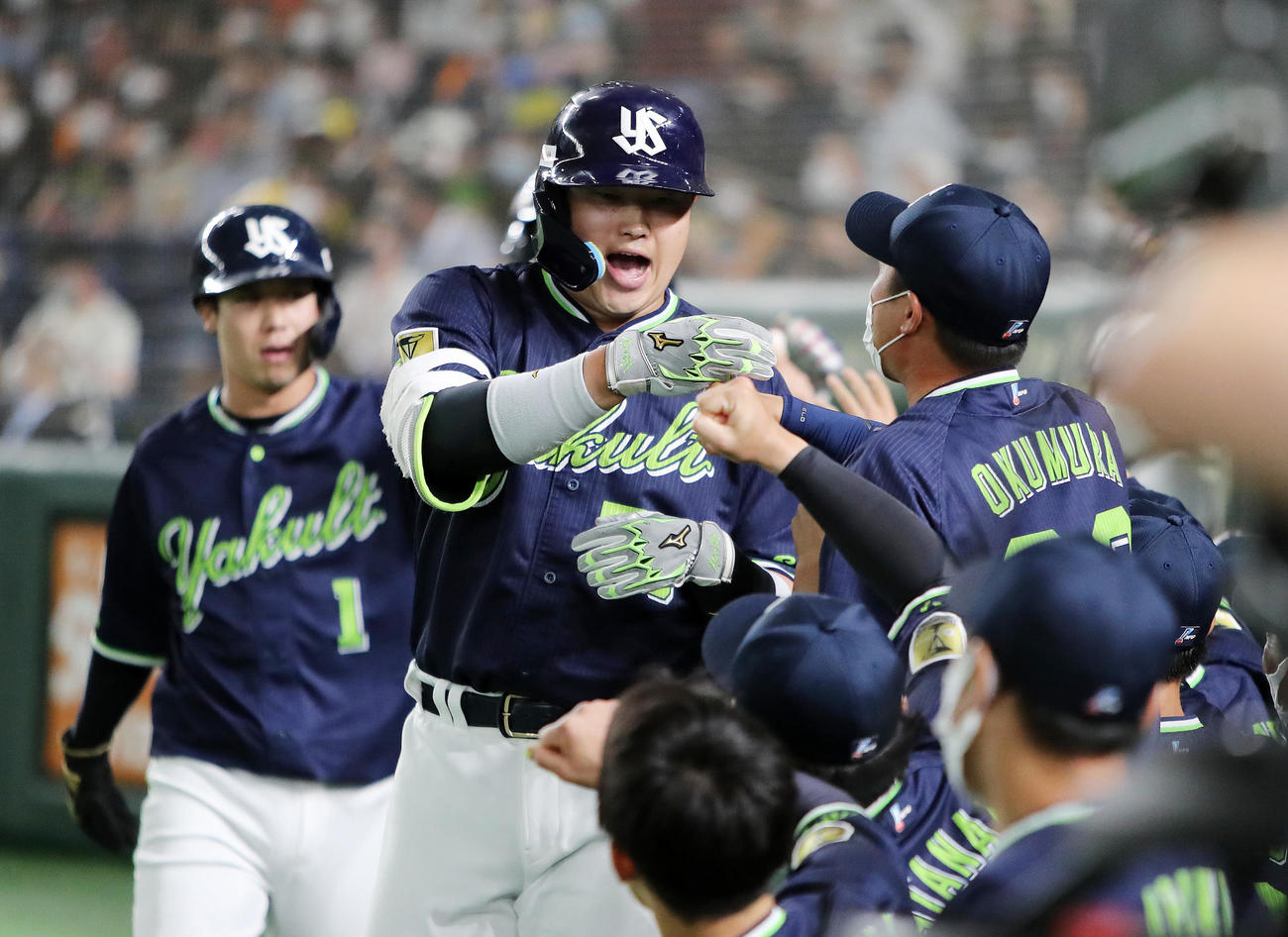 巨人対ヤクルト　3回表ヤクルト無死満塁、村上（中央）は中越え満塁本塁打を放ちチームメートと喜ぶ（撮影・鈴木正人）