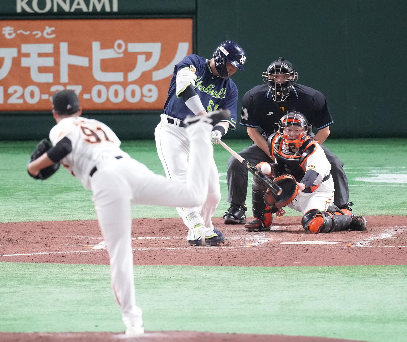 巨人対ヤクルト　3回表ヤクルト無死満塁、中越え満塁本塁打を放つ村上。投手堀田（撮影・鈴木みどり）