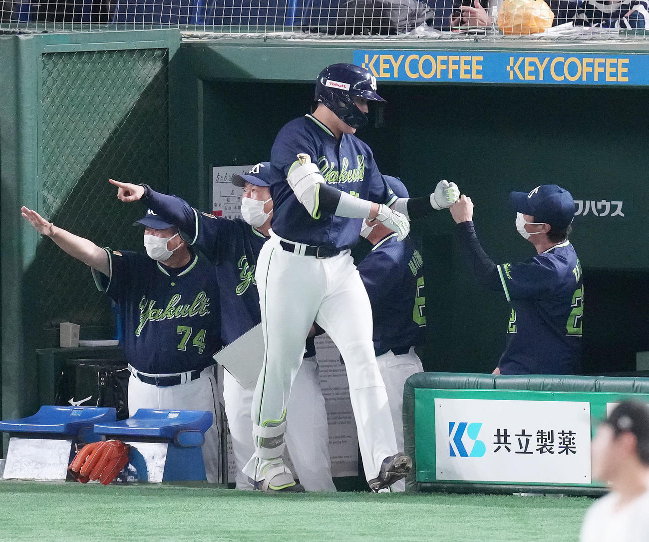 巨人対ヤクルト　3回表ヤクルト無死満塁、中越え満塁本塁打を放った村上（手前）を迎える高津監督（右）（撮影・鈴木みどり）