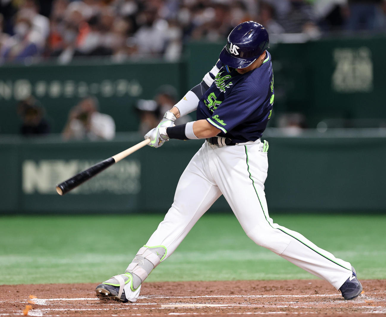 巨人対ヤクルト　3回表ヤクルト無死満塁、村上は中越え満塁本塁打を放つ（撮影・鈴木正人）