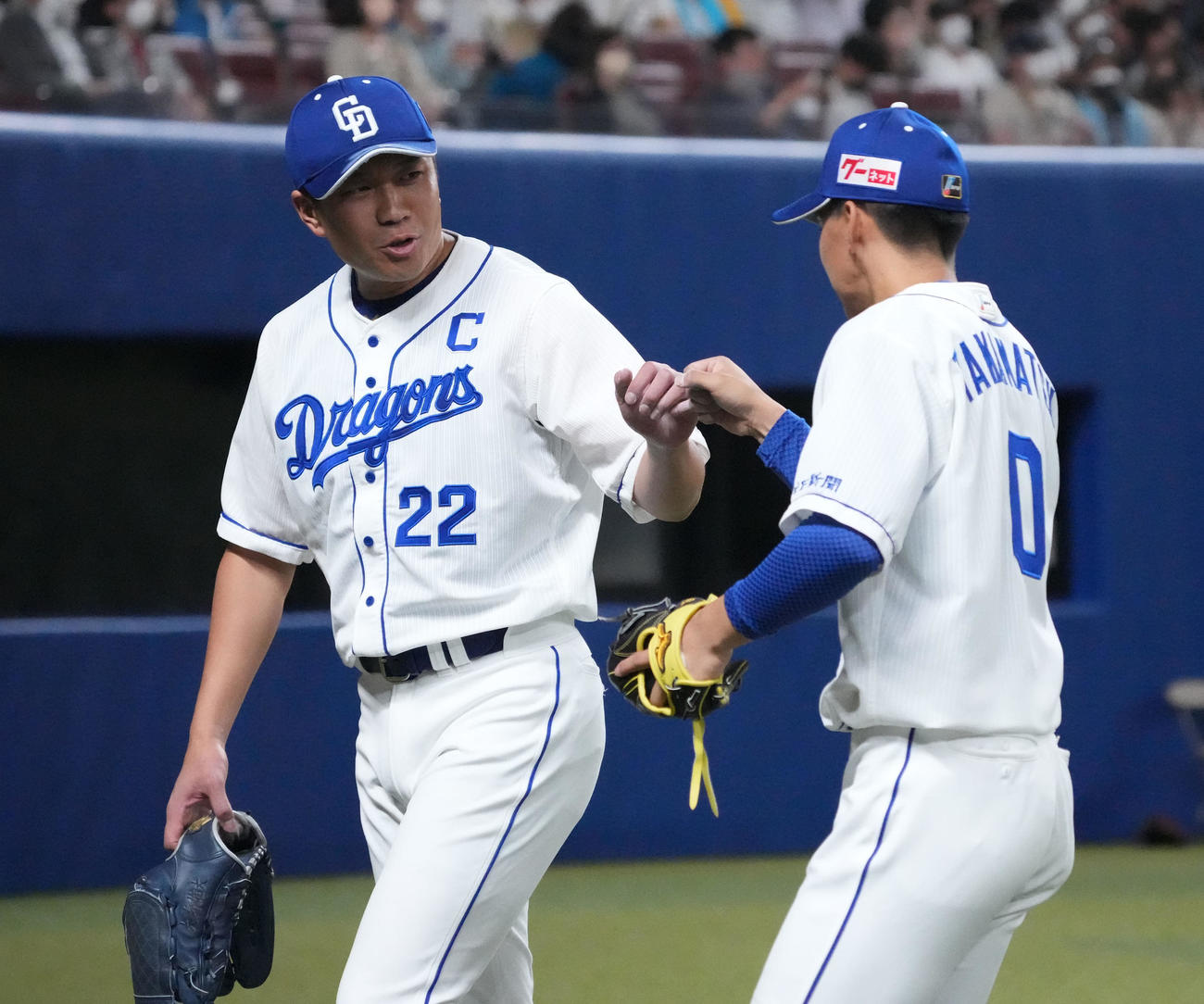 中日対阪神　6回表阪神攻撃終了、高松を迎える大野雄（左）（撮影・森本幸一）