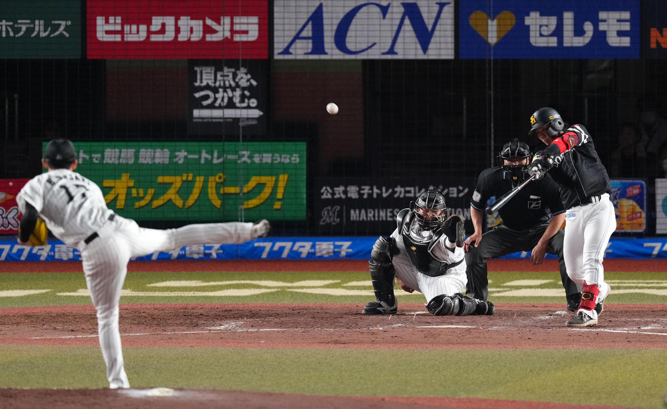 ロッテ対ソフトバンク　4回表ソフトバンク2死二塁、右適時二塁打を放つ今宮（撮影・横山健太）