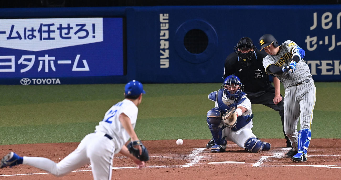 中日対阪神　3回表阪神2死、青柳は二塁ゴロに倒れる。投手大野雄（撮影・前岡正明）