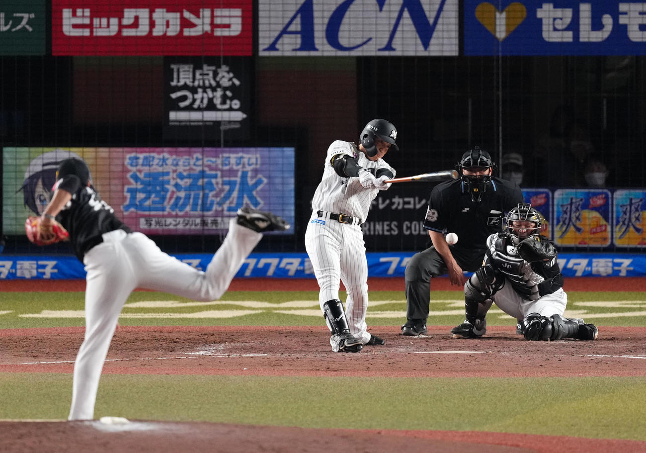 ロッテ対ソフトバンク　5回裏ロッテ1死二、三塁、投強襲2点滴時打を放つ菅野（撮影・横山健太）