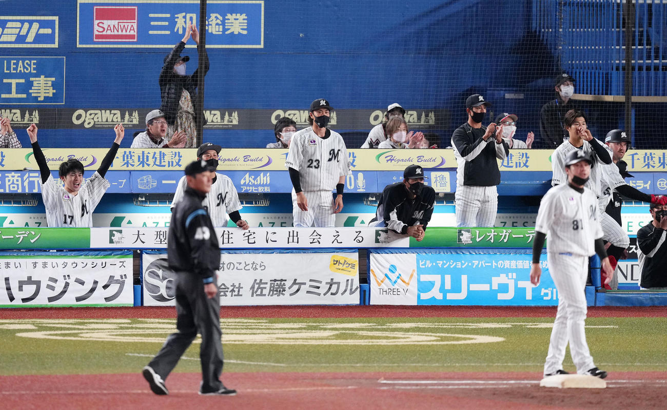 ロッテ対ソフトバンク　5回裏ロッテ1死二、三塁、菅野が投手強襲2点滴時打を放ちベンチでガッツポーズする佐々木朗（左）（撮影・横山健太）