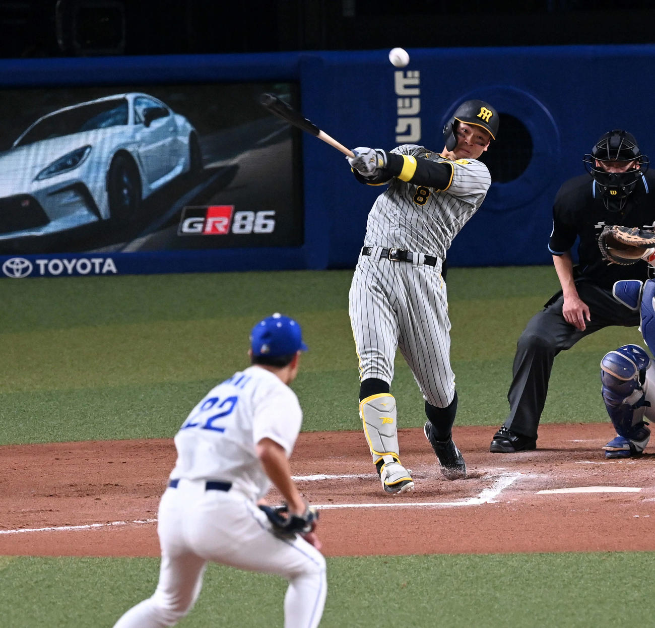 中日対阪神　10回表阪神2死、佐藤輝は中堅へ二塁打を放つ。投手大野雄（撮影・前岡正明）