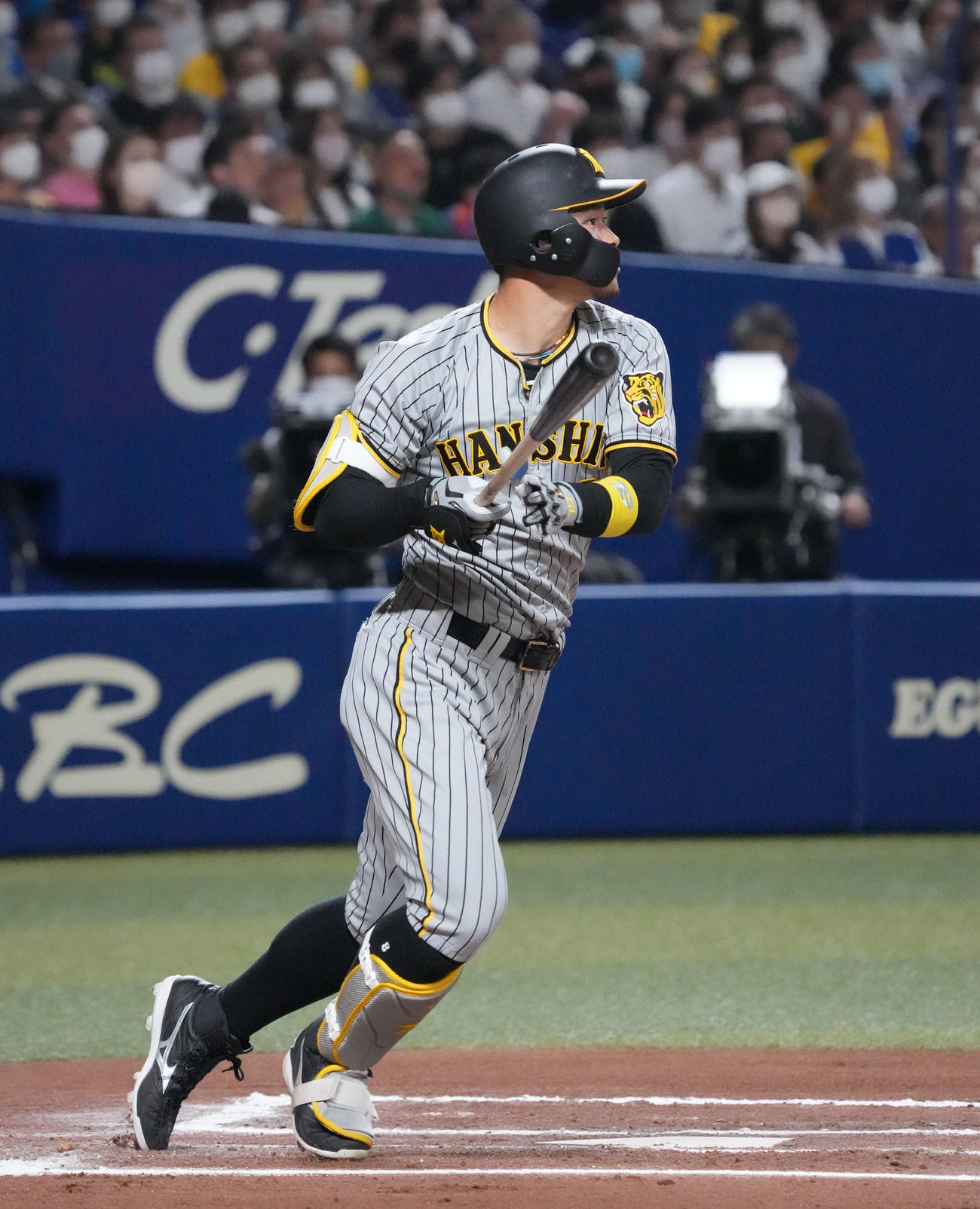 中日対阪神　10回表阪神2死、右中間へ二塁打を放つ佐藤輝（撮影・森本幸一）