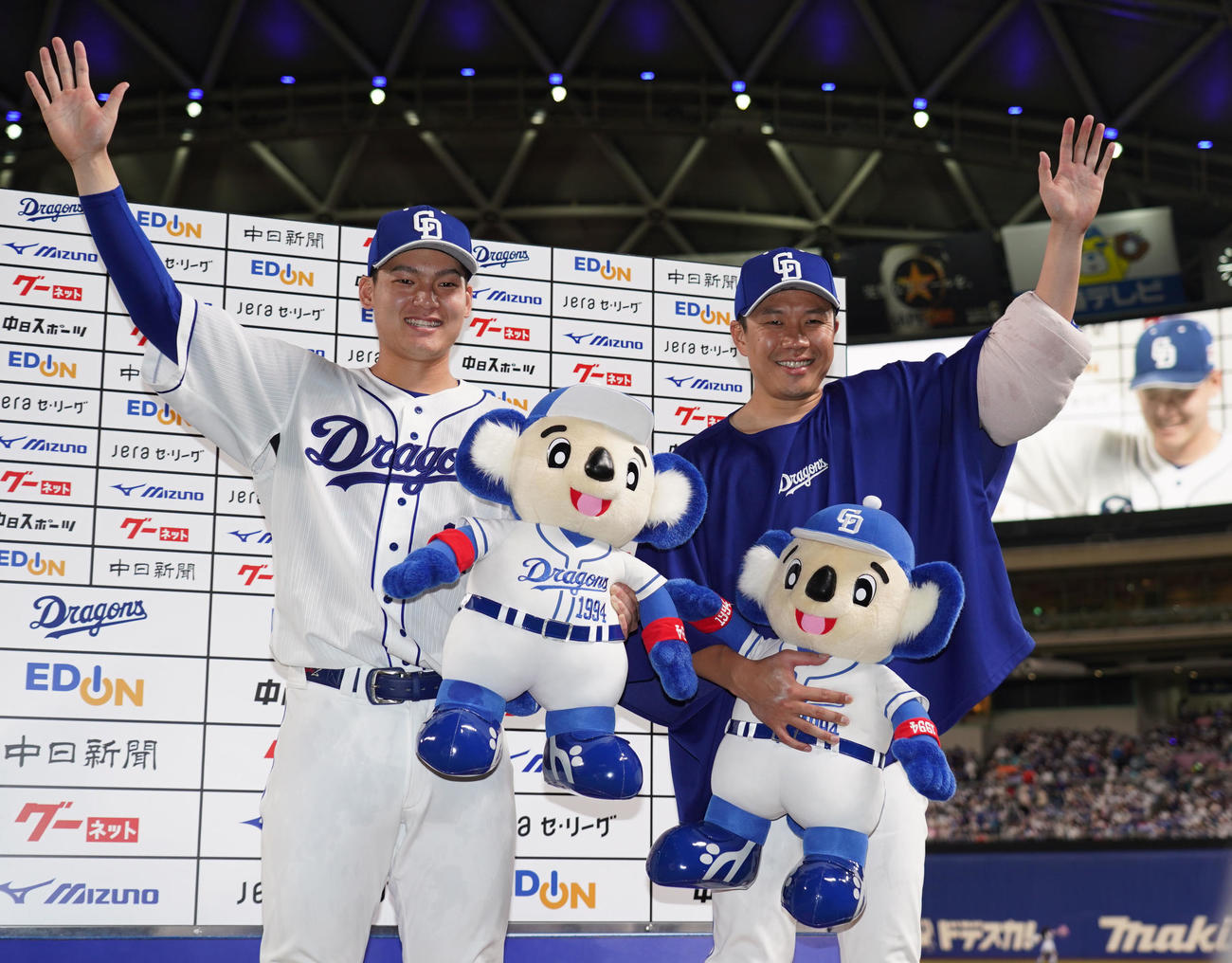 中日対阪神　ヒーローインタビューを終えポーズを決める中日石川昂（左）と大野雄（撮影・森本幸一）