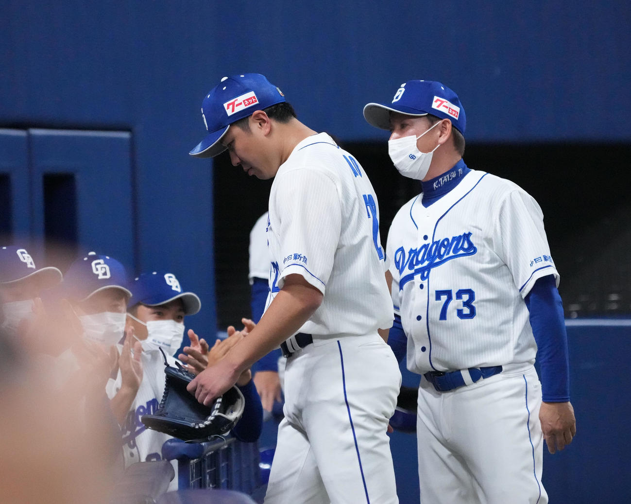 中日対阪神　9回表阪神攻撃終了、立浪監督の出迎えを受けベンチへ戻る大野雄（撮影・森本幸一）