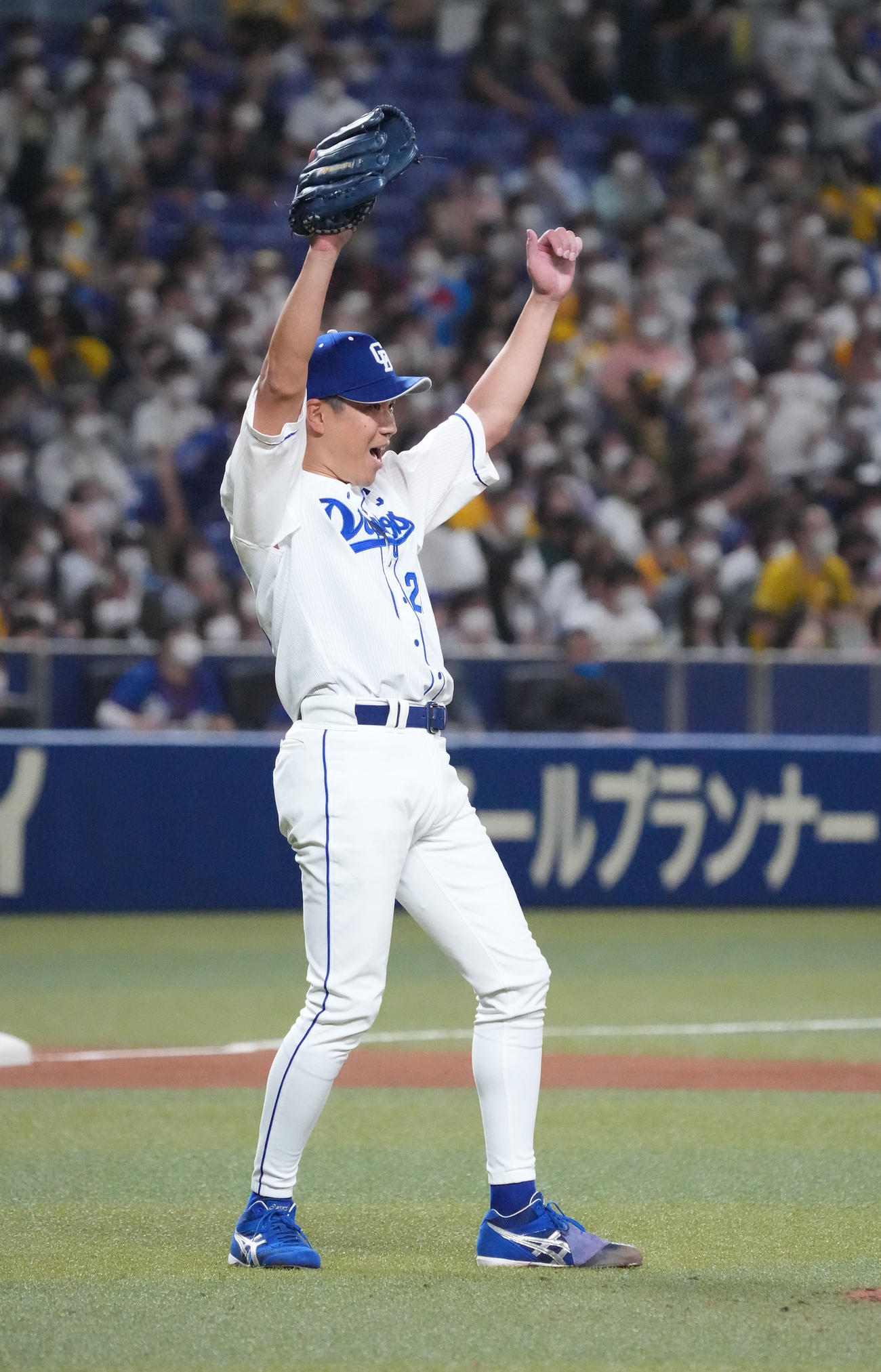 中日対阪神　9回表阪神1死、梅野の右邪飛を好捕した岡林の守備を喜ぶ大野雄（撮影・森本幸一）