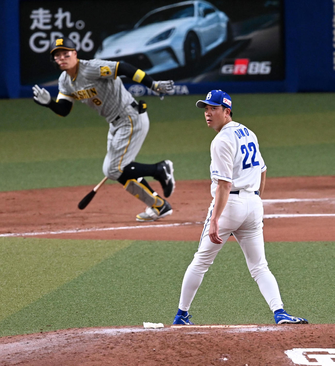 中日対阪神　10回表阪神2死、佐藤輝に中堅への二塁打を許した大野雄（撮影・前岡正明）