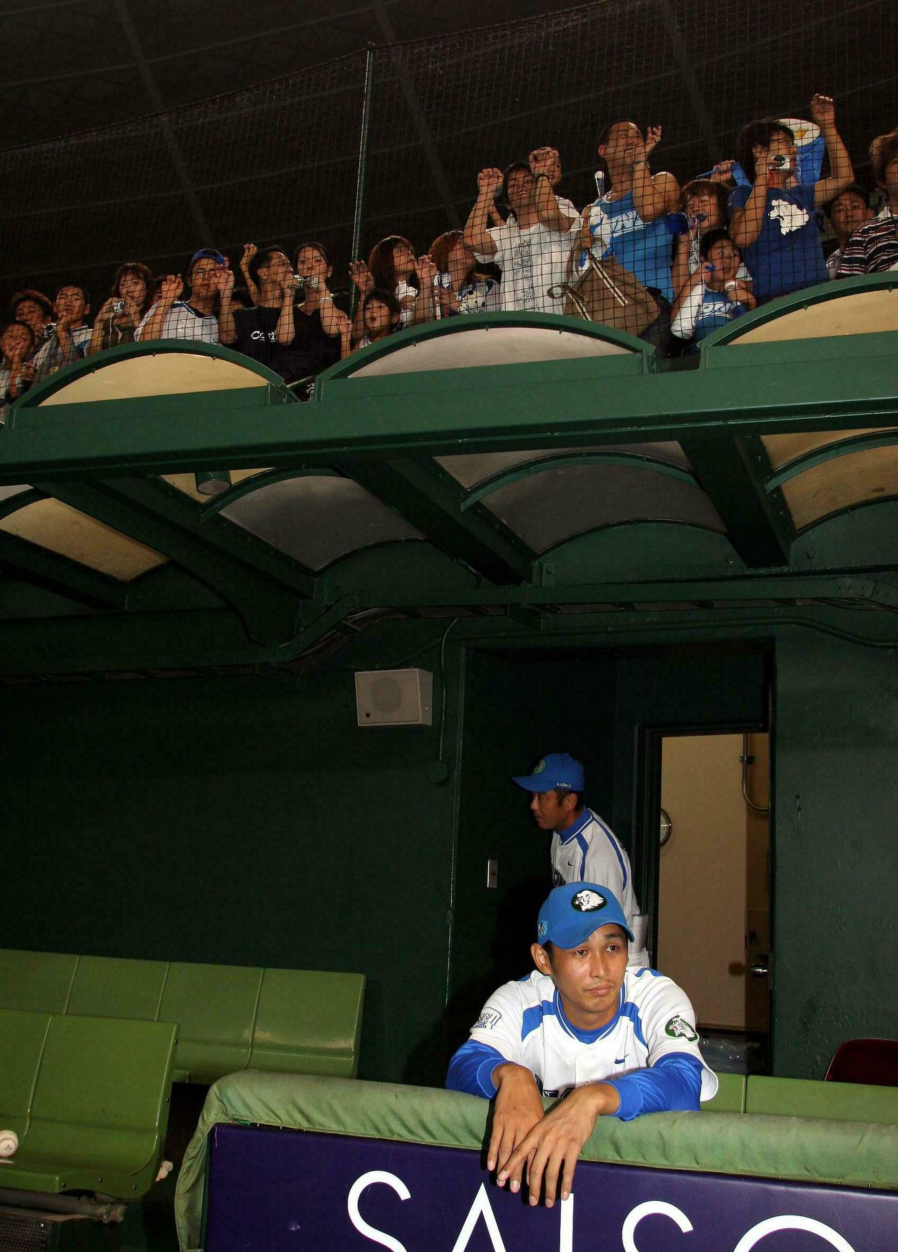 完全試合を惜しくも達成できなかった西口文也はヒーローインタビューが始まるまで、ベンチに腰を下ろす（2005年8月27日）