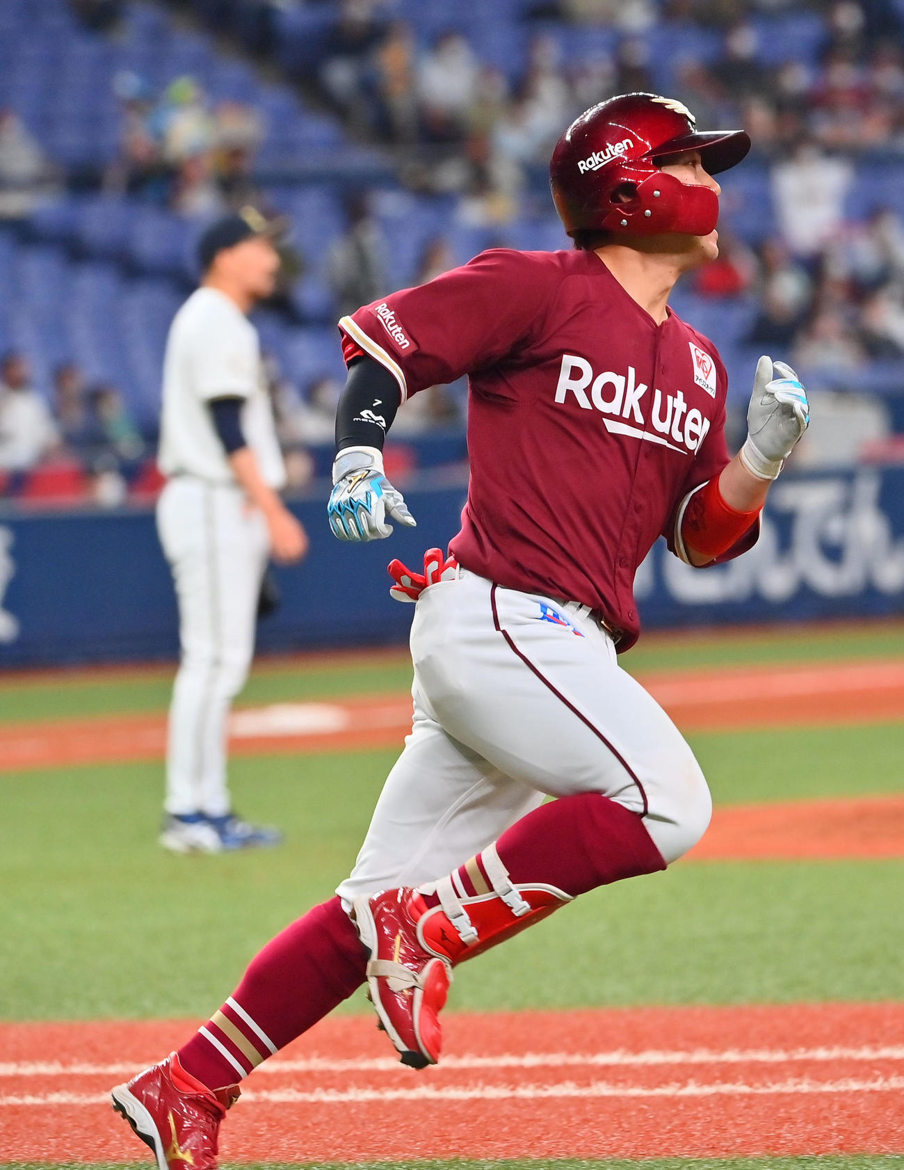 オリックス対楽天　9回表楽天1死、右越えに勝ち越し本塁打を放つ鈴木大（撮影・和賀正仁）