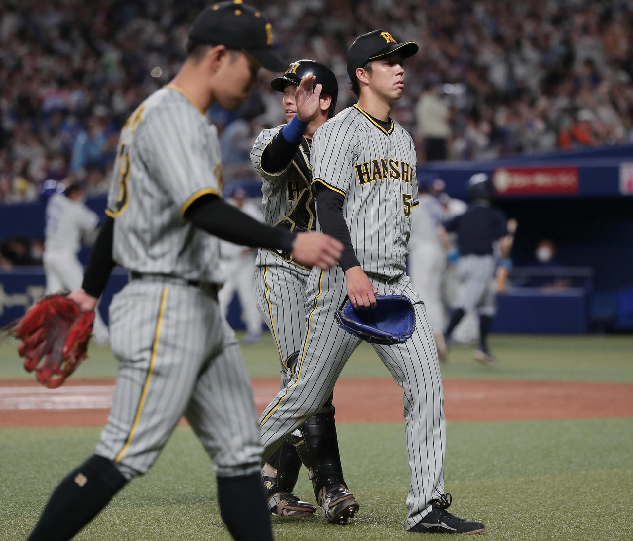 中日対阪神　10回裏中日1死満塁、石川昂にサヨナラ打を浴び、悔しそうに引き揚げる青柳。中央は梅野、左は糸原（撮影・前田充）
