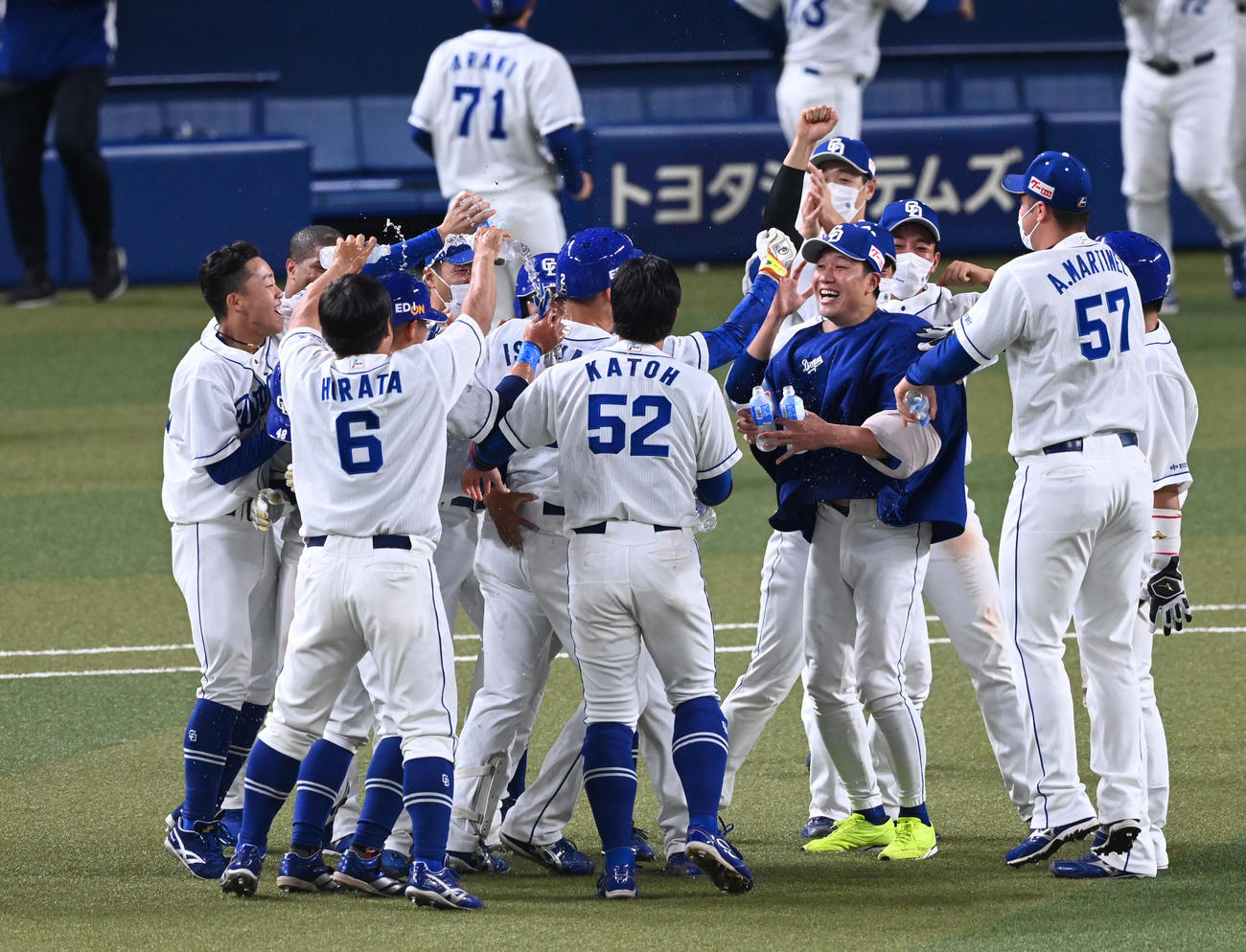 中日対阪神　10回裏中日1死満塁、石川昂のサヨナラ適時打を喜ぶ大野雄（中央右）（撮影・前岡正明）