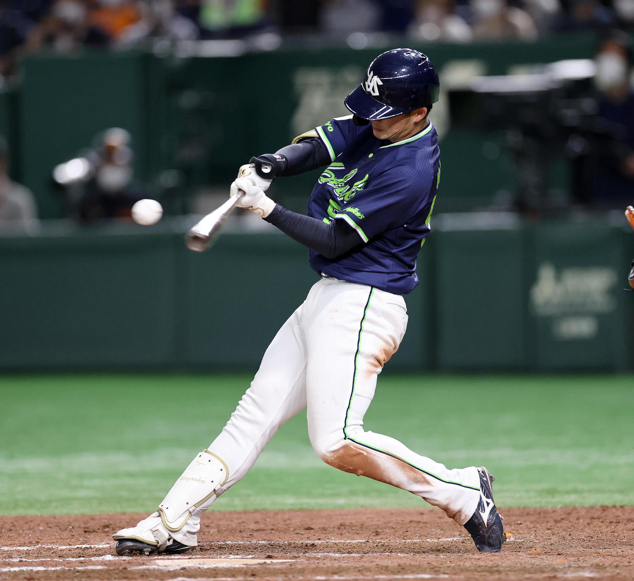 巨人対ヤクルト　9回表ヤクルト無死一塁、長岡は右越え2点本塁打を放つ（撮影・鈴木正人）