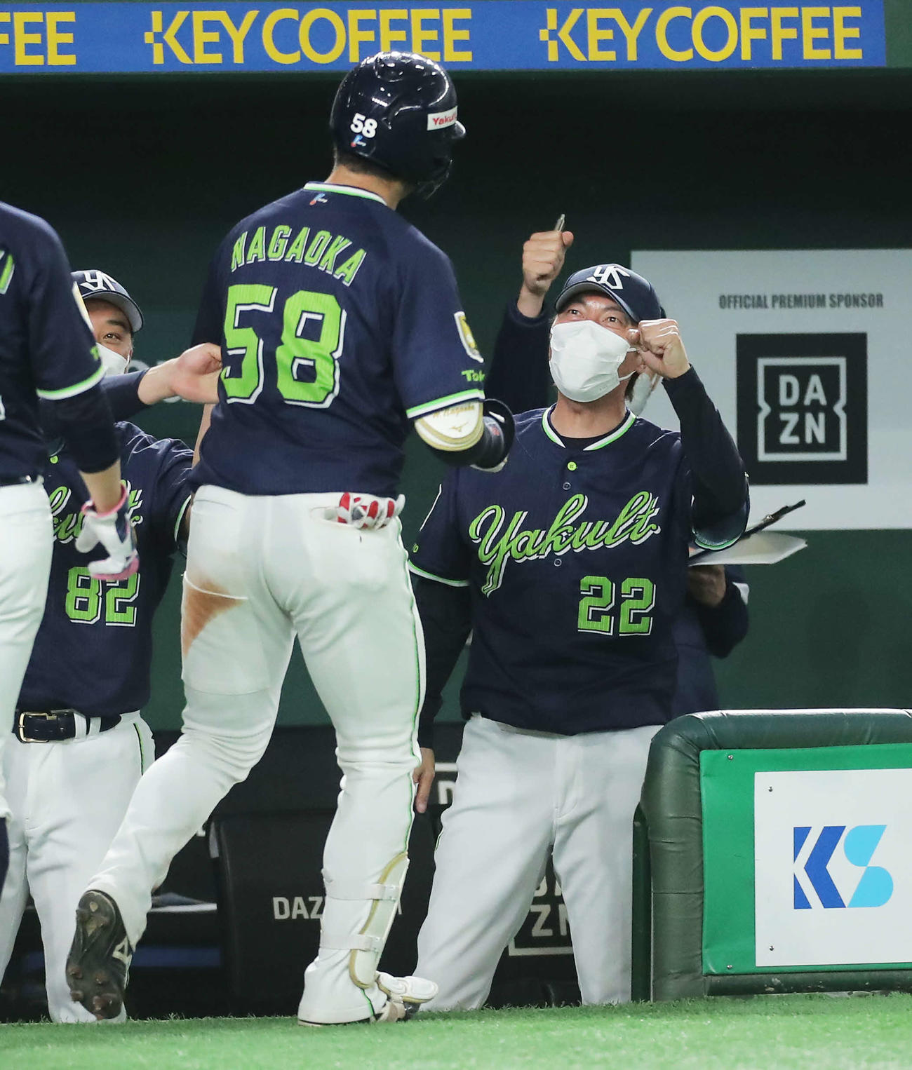 巨人対ヤクルト　9回表ヤクルト無死一塁、右越え2点本塁打で生還する長岡（左）を笑顔で迎える高津監督（撮影・河田真司）