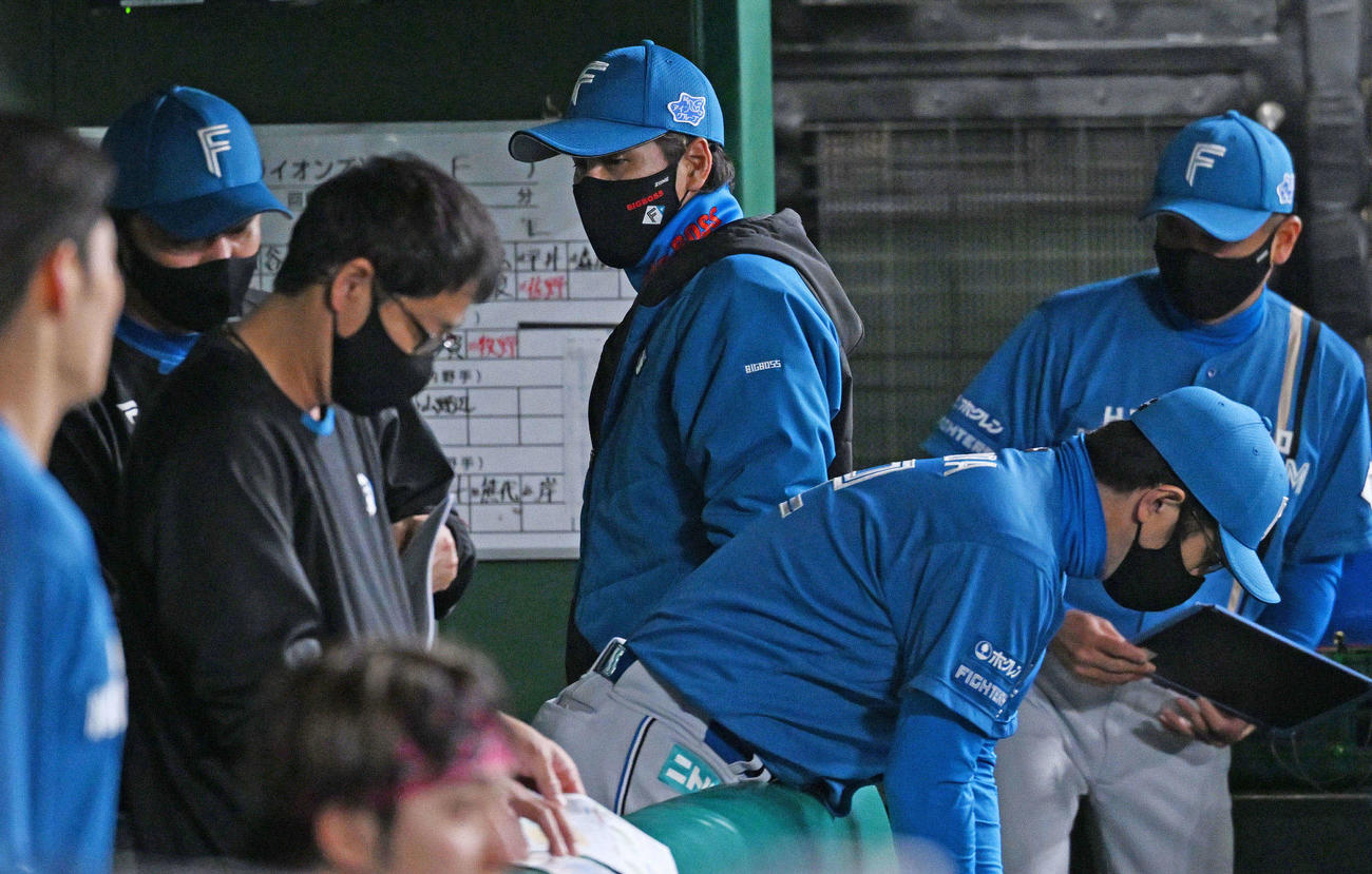 西武対日本ハム　敗れてベンチ裏へ引き揚げる日本ハム新庄監督（中央）（撮影・滝沢徹郎）