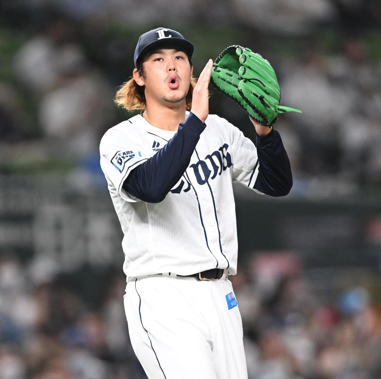西武対日本ハム　6回表日本ハム2死一塁、松本剛を二ゴロに仕留めグラブをたたく高橋（撮影・滝沢徹郎）
