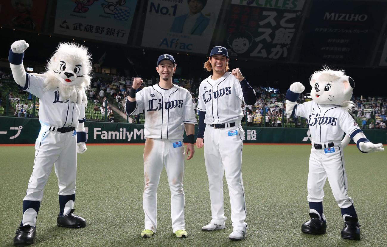 西武対日本ハム　試合後、笑顔でガッツポーズの外崎（左）と高橋（撮影・黒川智章）