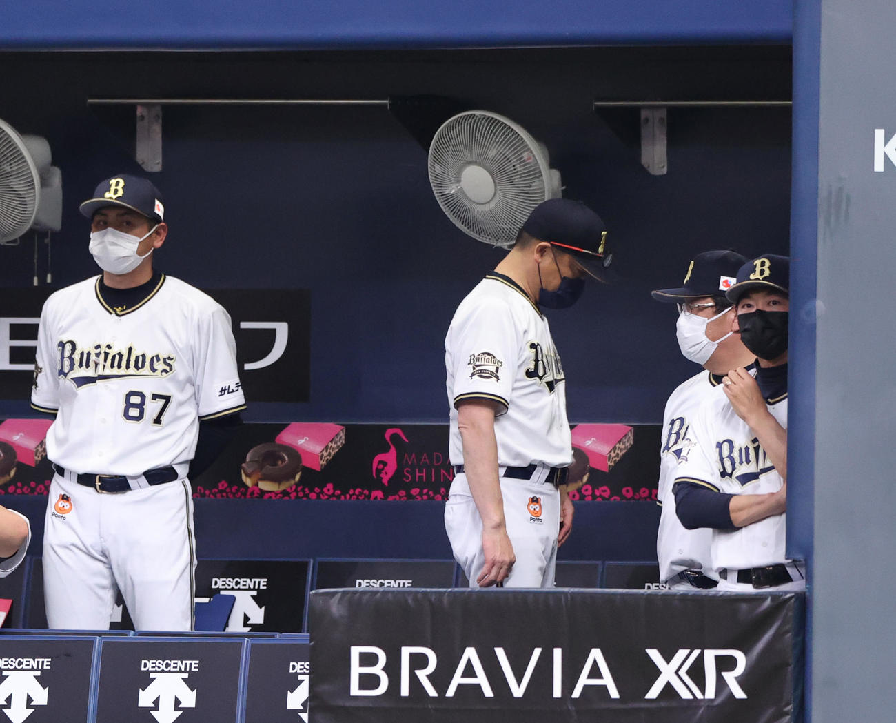オリックス対楽天　楽天に敗れガックリするオリックス中嶋監督（左から2人目）（撮影・上山淳一）