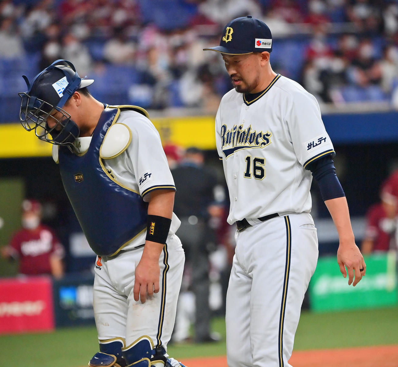 オリックス対楽天　9回表に勝ち越し点を許しベンチに戻る平野佳、左は頓宮（撮影・和賀正仁）