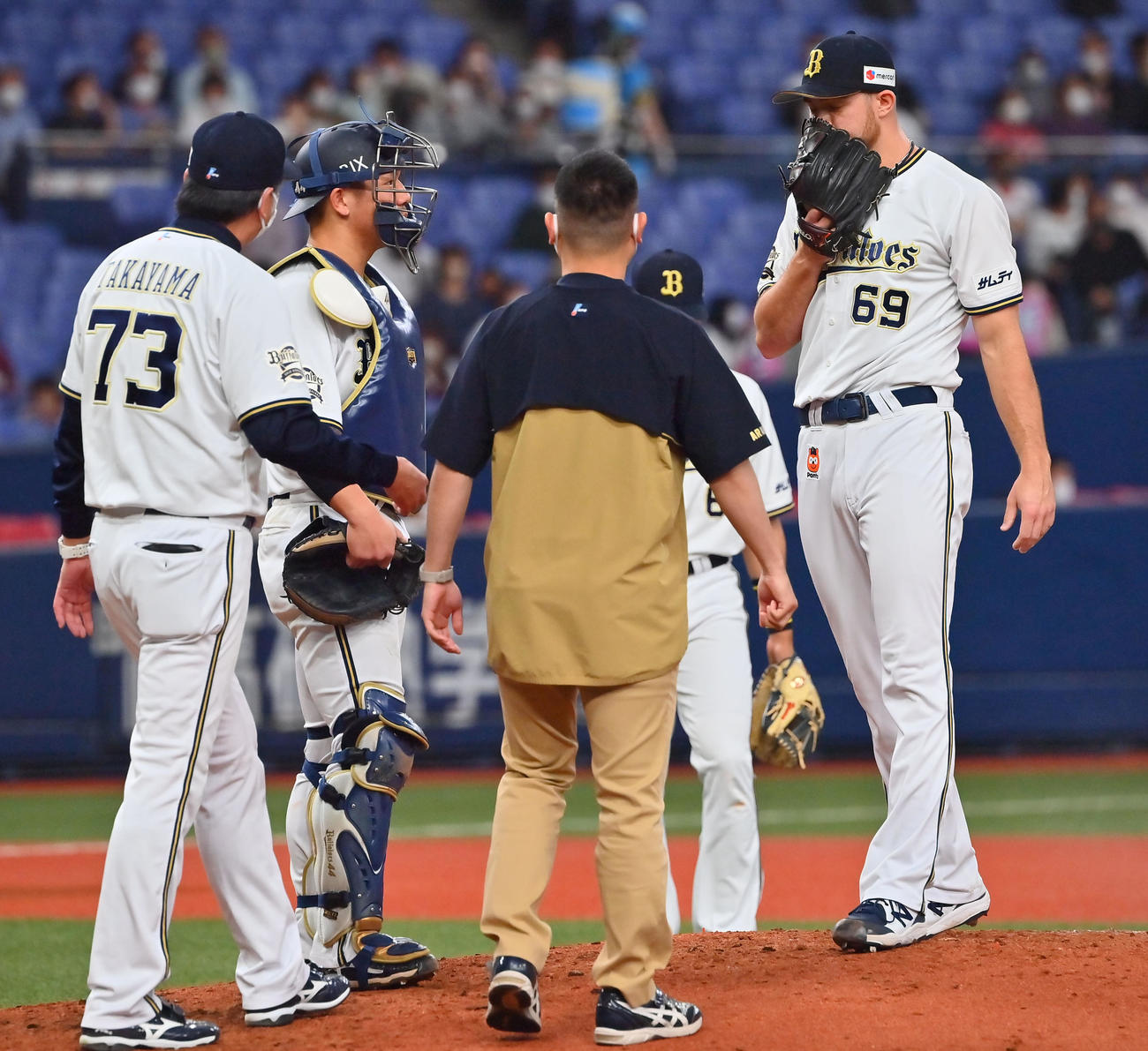 オリックス対楽天　8回表、ピンチを招きビドルの元に集まるオリックスナイン（撮影・和賀正仁）