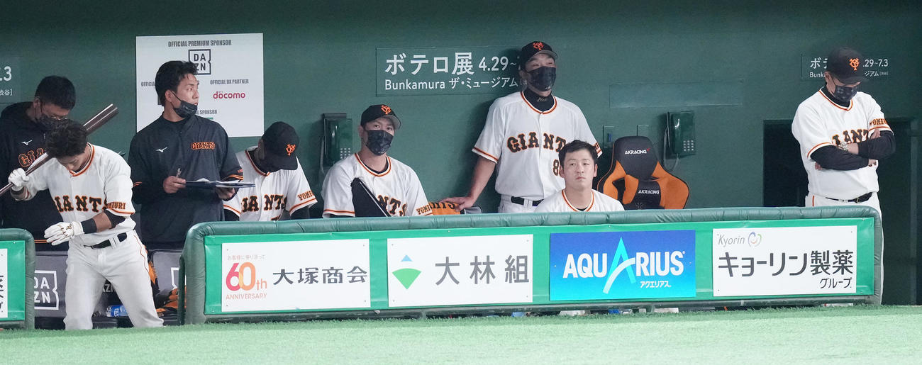巨人対ヤクルト　ベンチでうつむく巨人原監督（右）（撮影・鈴木みどり）