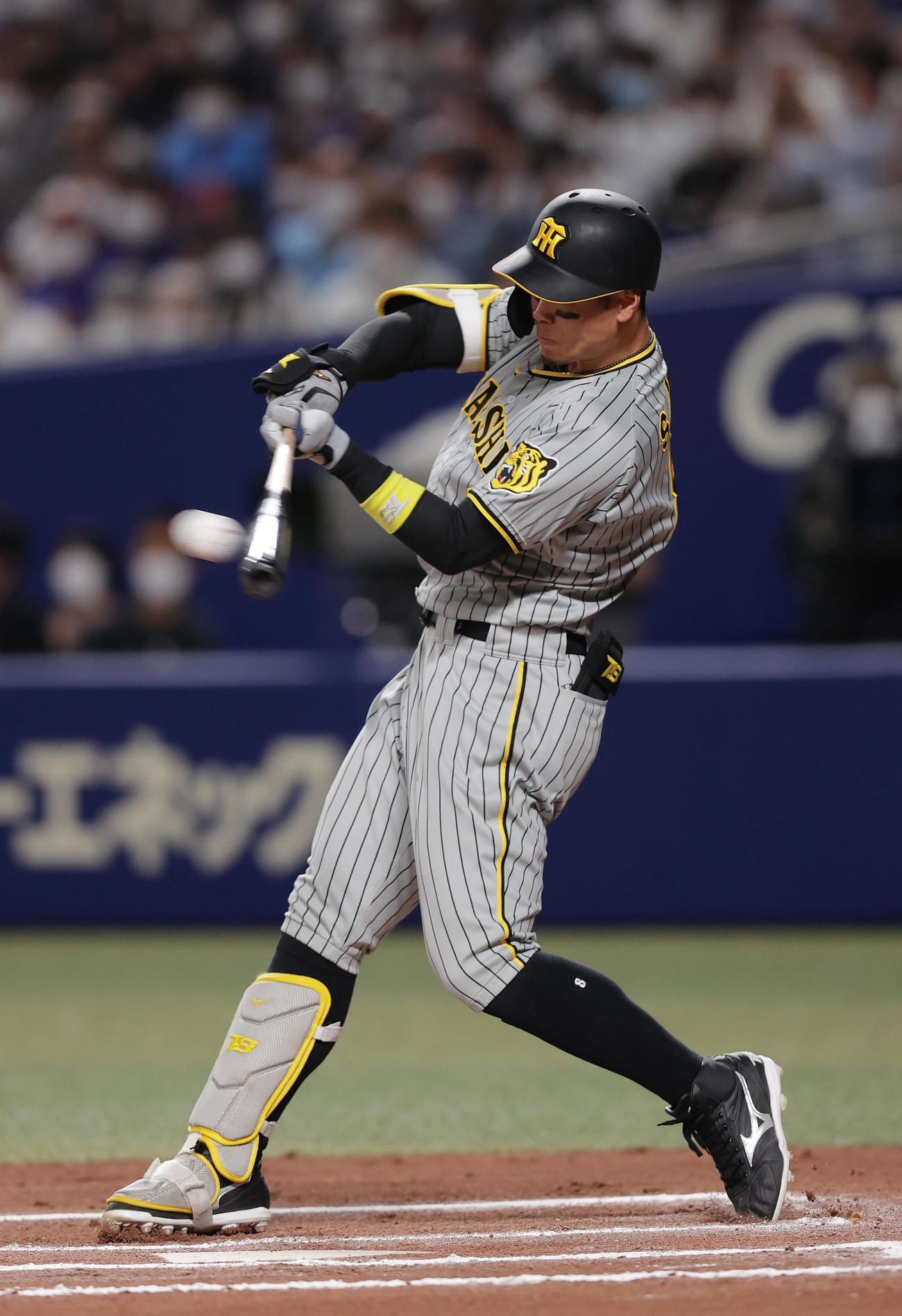 中日対阪神　10回表阪神2死、中堅へ二塁打を放つ佐藤輝（撮影・前田充）