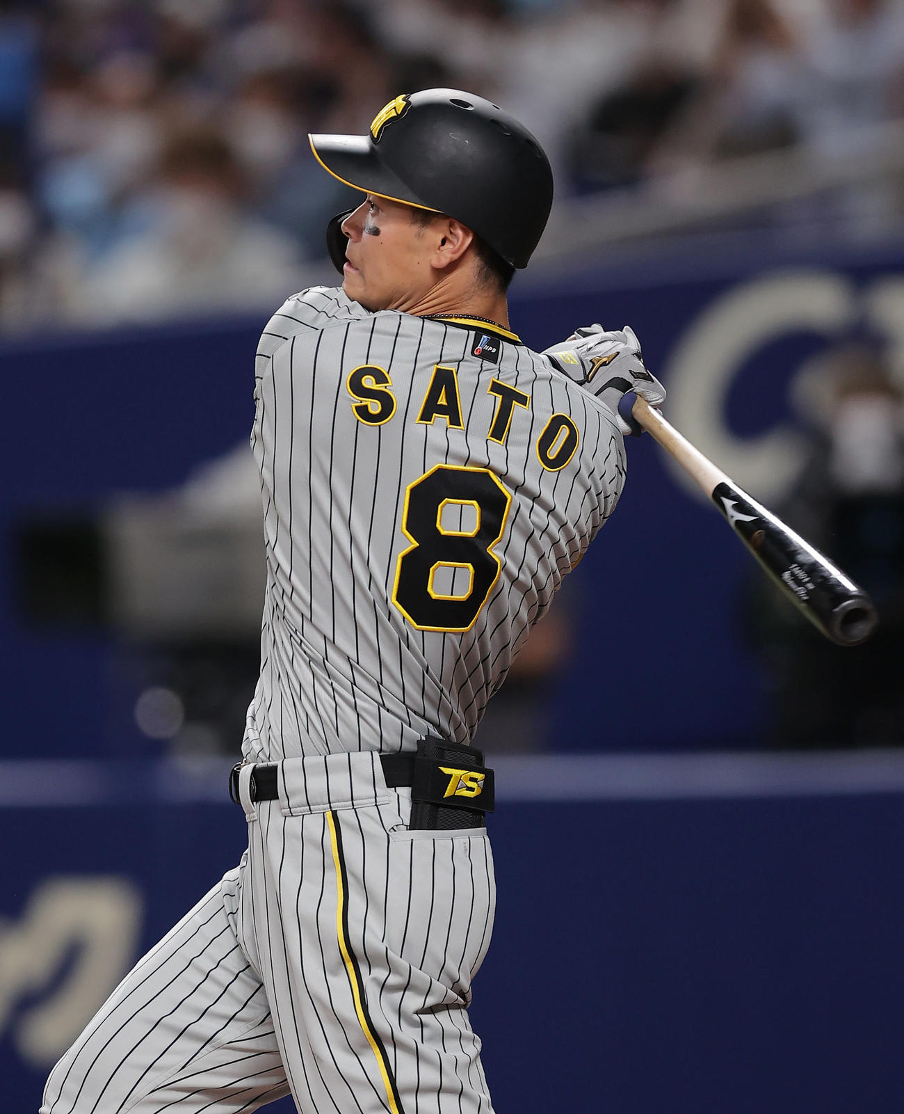 中日対阪神　10回表阪神2死、右中間へ二塁打を放つ佐藤輝（撮影・前田充）
