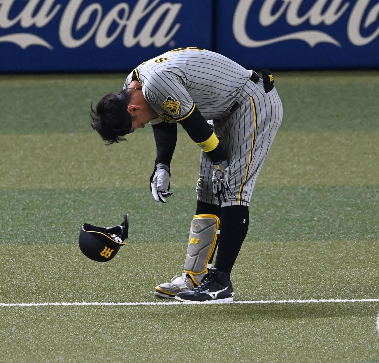 中日対阪神　7回表阪神2死、二塁ゴロに倒れがっくりする佐藤輝（撮影・前岡正明）
