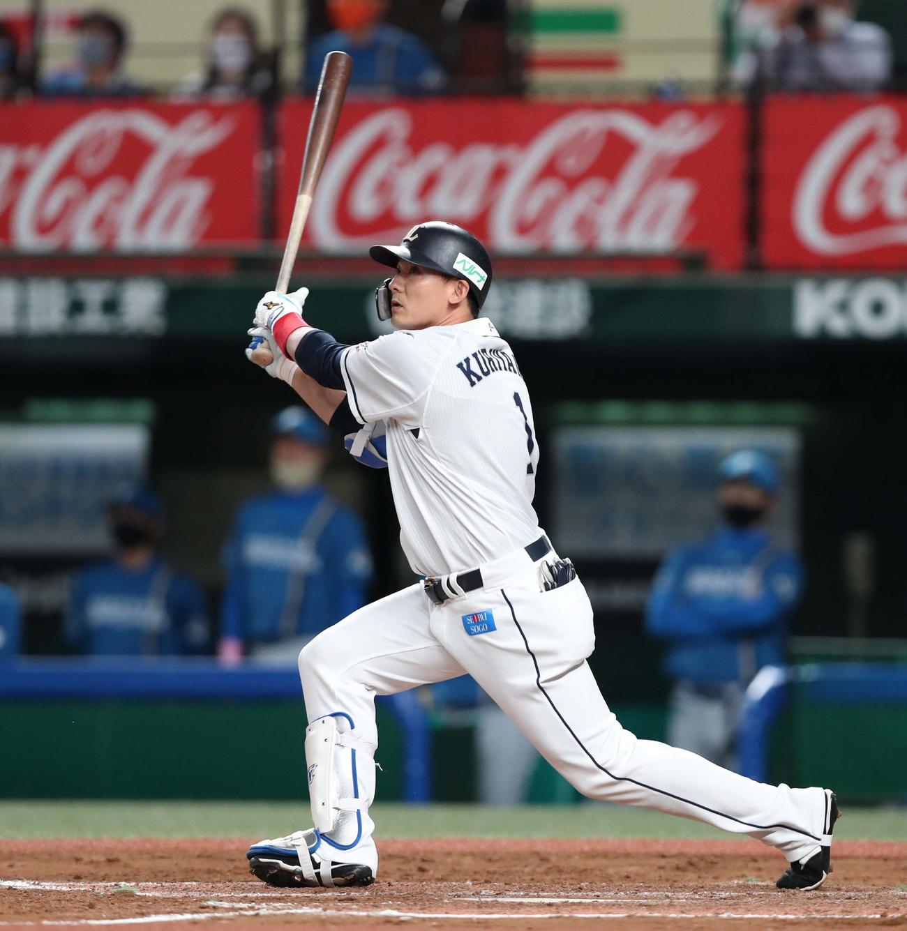 西武対日本ハム　7回裏西武1死一、三塁、左犠飛を放つ栗山（撮影・黒川智章）