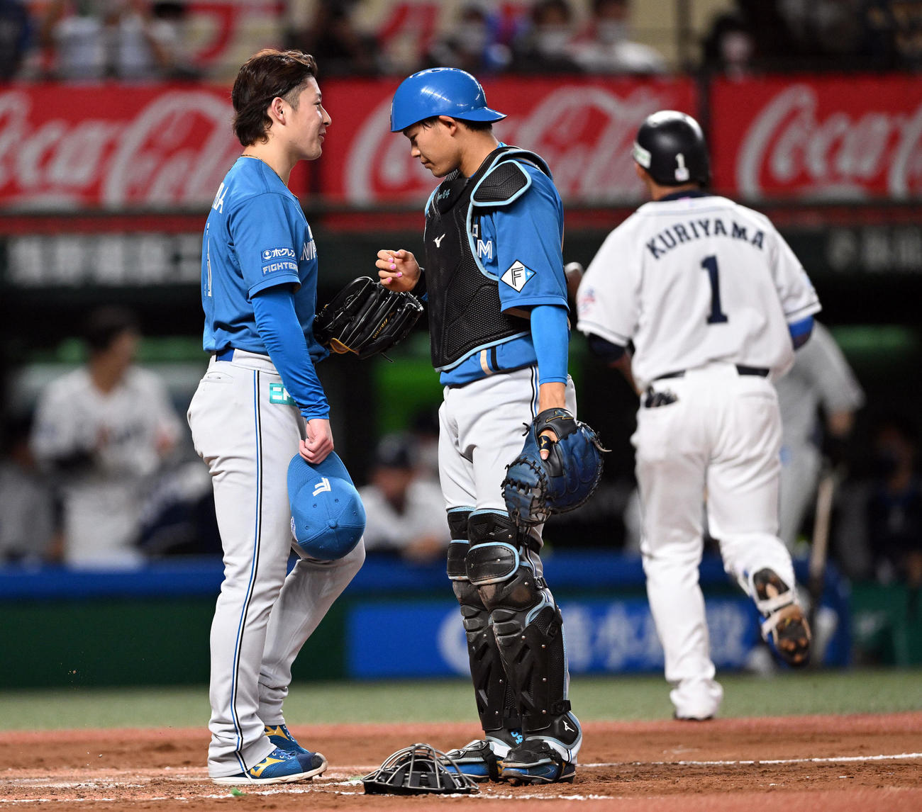 西武対日本ハム　7回裏西武1死一、三塁、代打栗山（右）に犠飛を浴びた吉田（左）。中央は田宮（撮影・滝沢徹郎）