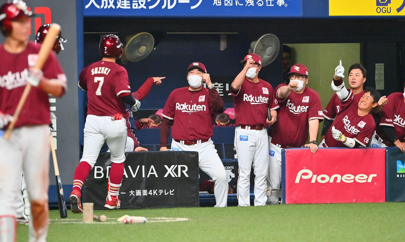 オリックス対楽天　9回表楽天1死、勝ち越しソロ本塁打を放った鈴木大（後方左）は石井GM兼監督らの出迎えを受ける（撮影・和賀正仁）