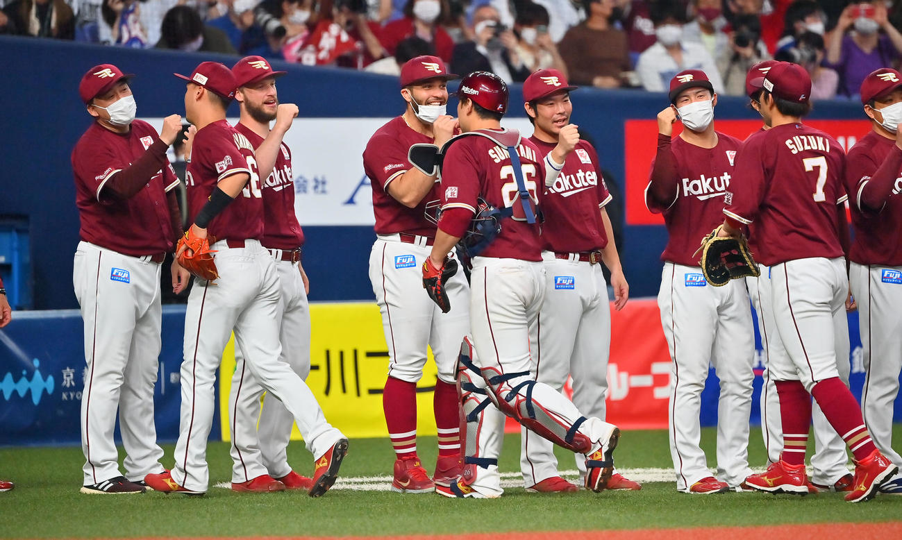 オリックス対楽天　8連勝を飾りタッチ交わす楽天石井監督（左）と楽天ナイン（撮影・和賀正仁）
