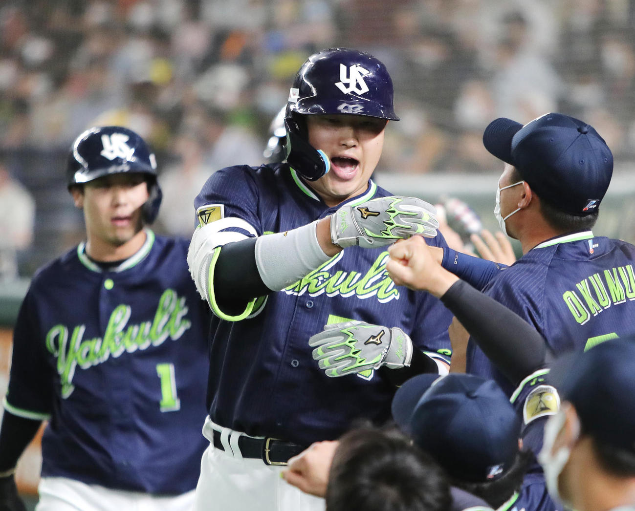 巨人対ヤクルト　3回表ヤクルト無死満塁、村上（中央）は中越え満塁本塁打を放ちチームメートと喜ぶ（撮影・鈴木正人）
