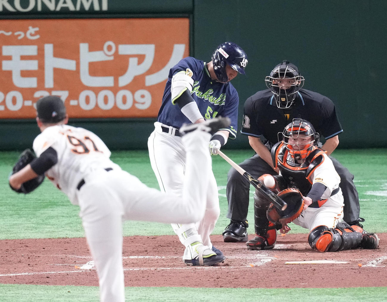 3回表ヤクルト無死満塁、中越え満塁本塁打を放つ村上。投手堀田（撮影・鈴木みどり）