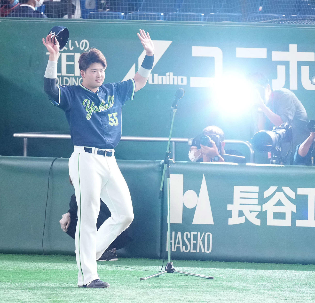ヒーローインタビュー後、ファンの声援に応えるヤクルト村上（撮影・鈴木みどり）