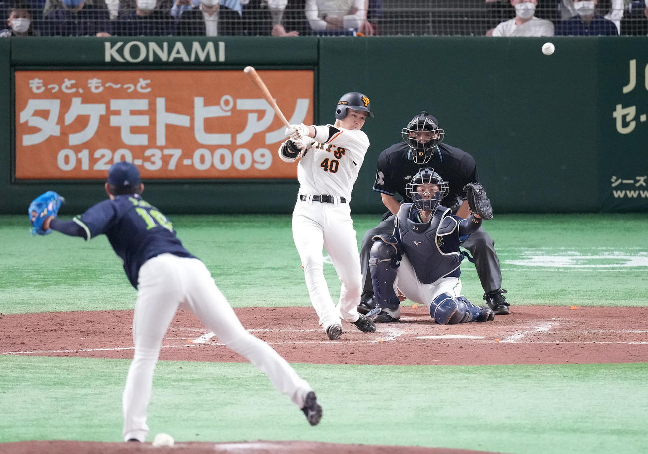 巨人対ヤクルト　3回裏巨人無死、左前にプロ初安打を放つ中山。投手原（撮影・鈴木みどり）