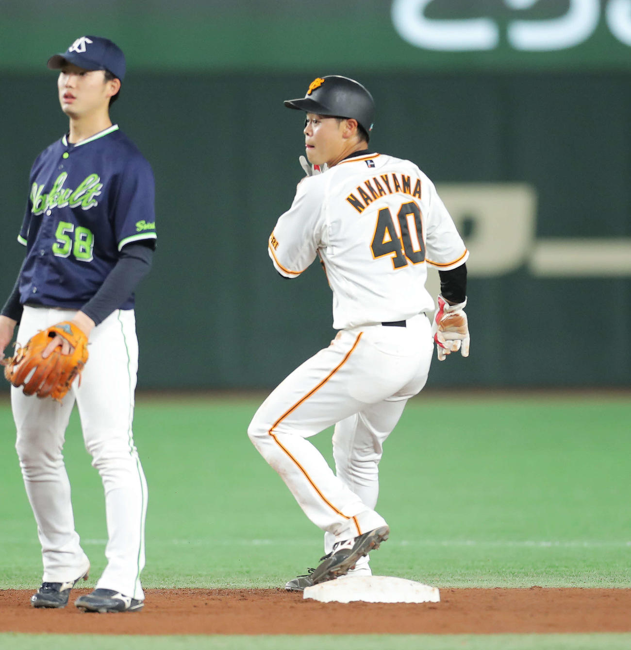 巨人対ヤクルト　3回裏巨人2死一塁、二盗を決める中山（撮影・河田真司）
