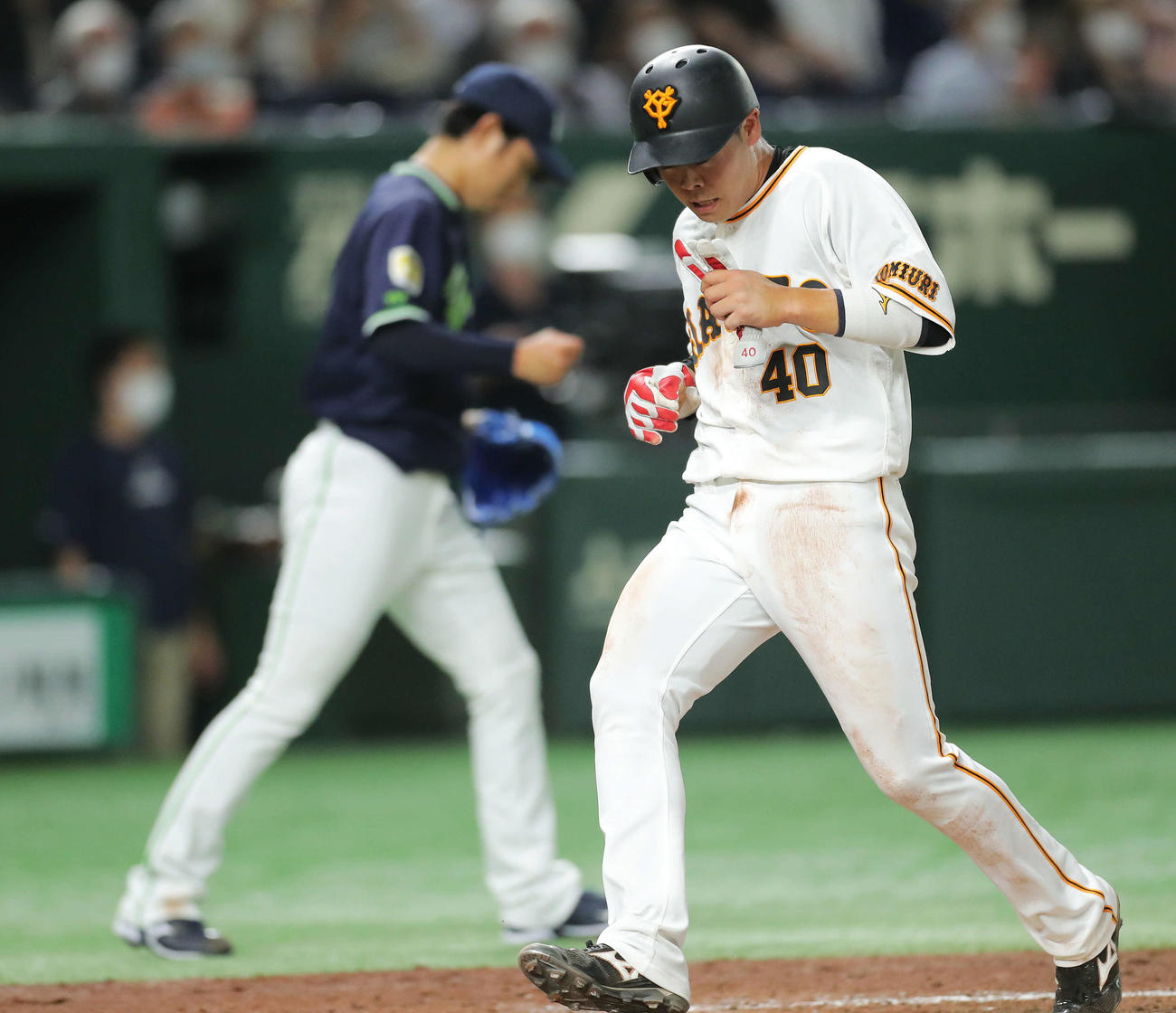 巨人対ヤクルト　3回裏巨人2死二塁、丸の中前適時打で生還する中山。奥は原（撮影・河田真司）