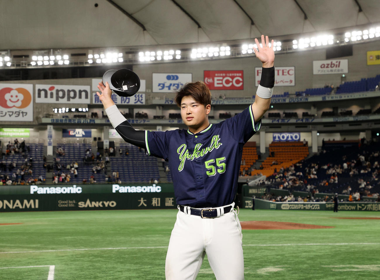 巨人対ヤクルト　勝利しファンに手を振り引き揚げるヤクルト村上（撮影・鈴木正人）