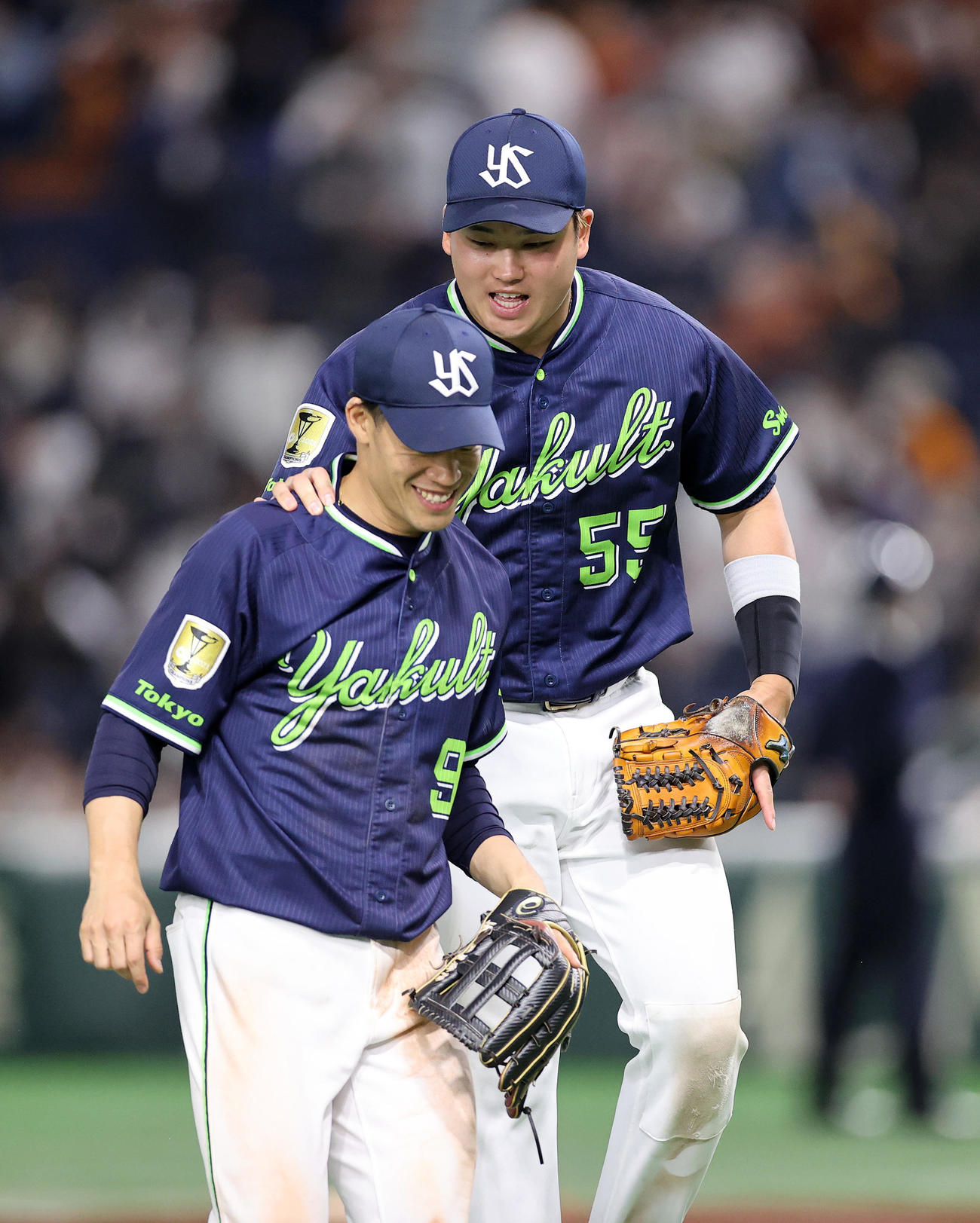 巨人対ヤクルト　勝利し塩見（左）と喜ぶヤクルト村上（撮影・鈴木正人）