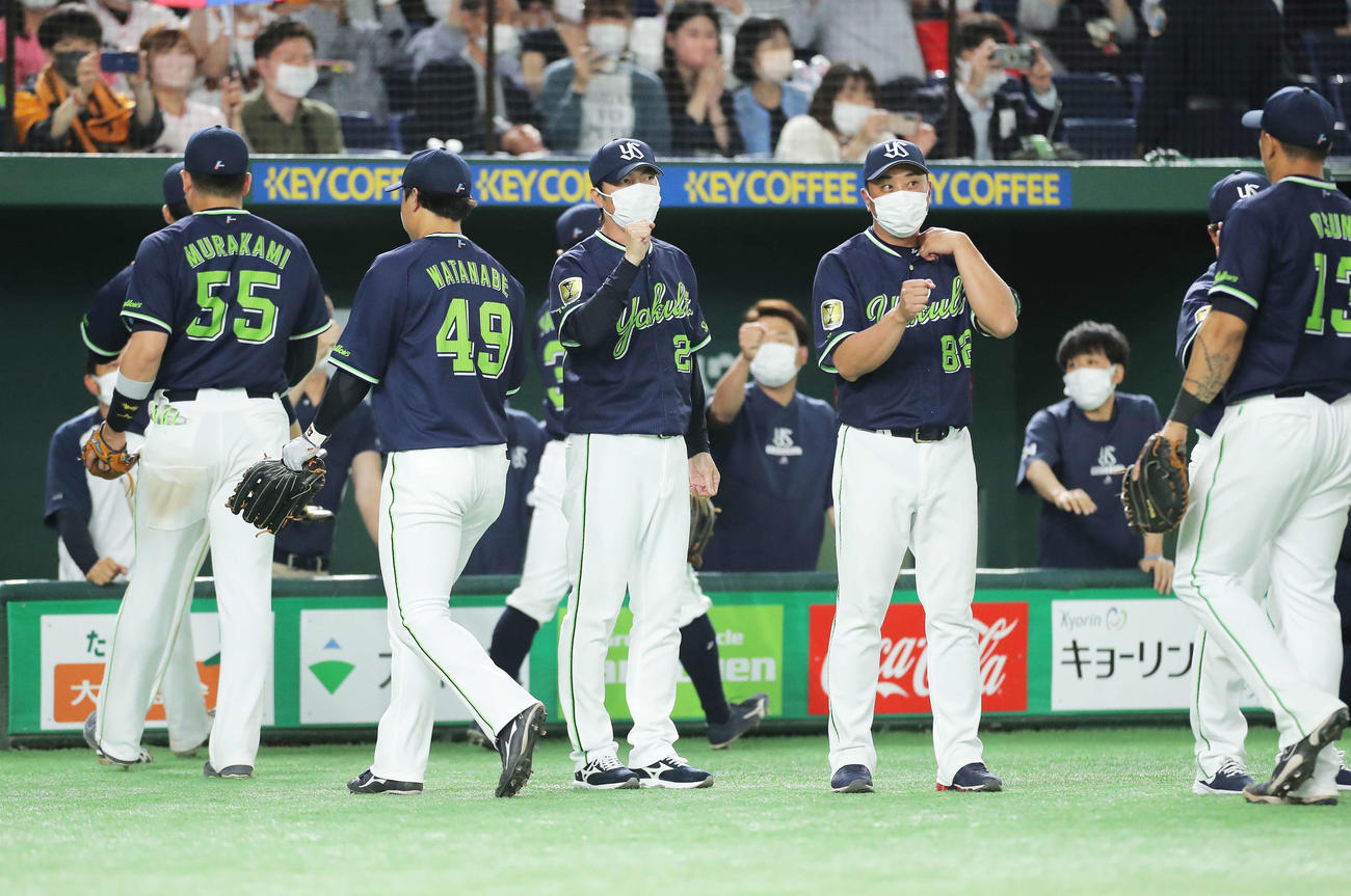 巨人対ヤクルト　巨人に勝利し、ナインを迎えるヤクルト高津監督（中央）（撮影・河田真司）