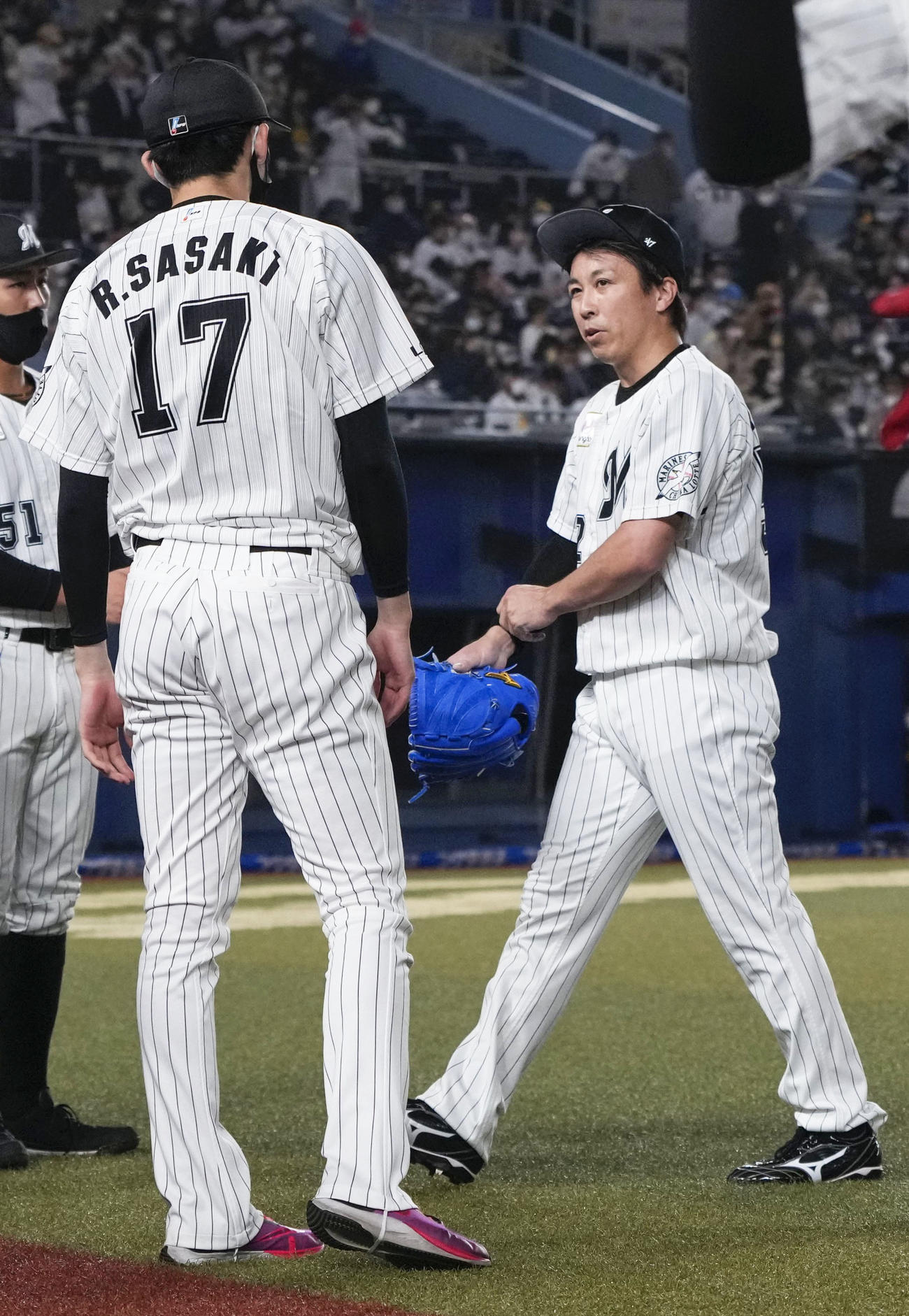 9回に同点2ランを浴び、ベンチに戻るロッテ・益田（右）を出迎える佐々木朗