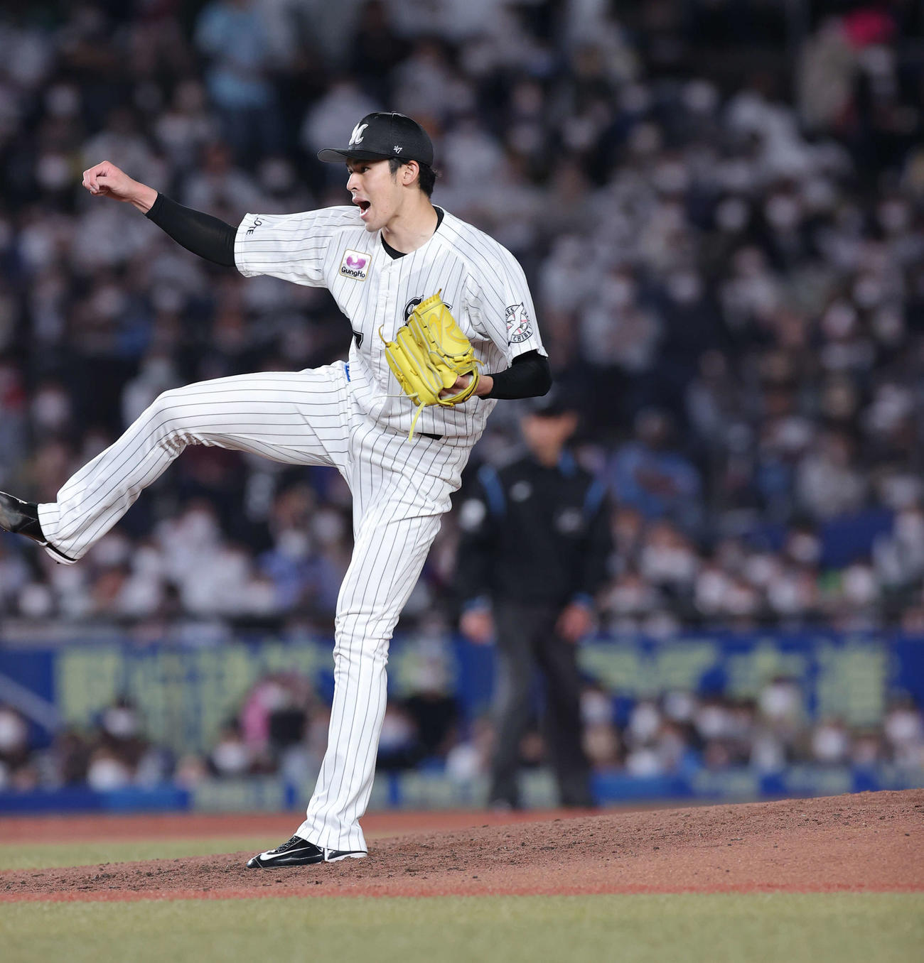 ロッテ対ソフトバンク　雄たけびを上げながら力投するロッテ先発の佐々木朗（撮影・井上学）