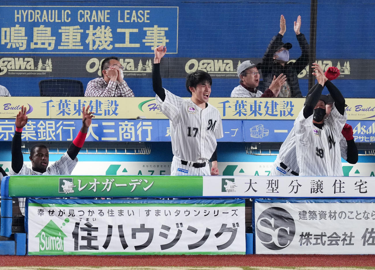 ロッテ対ソフトバンク　5回裏ロッテ1死一、二塁、山口が左翼線へ適時二塁打を放ちベンチでガッツポーズする佐々木朗（中央）（撮影・横山健太）